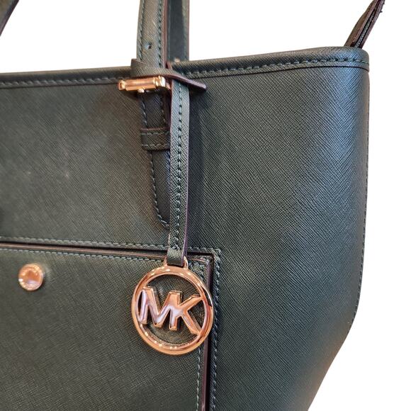 Michael Kors Emerald Green Leather Purse EUC Size Pockets And Built In Wallet Md - Picture 2 of 7